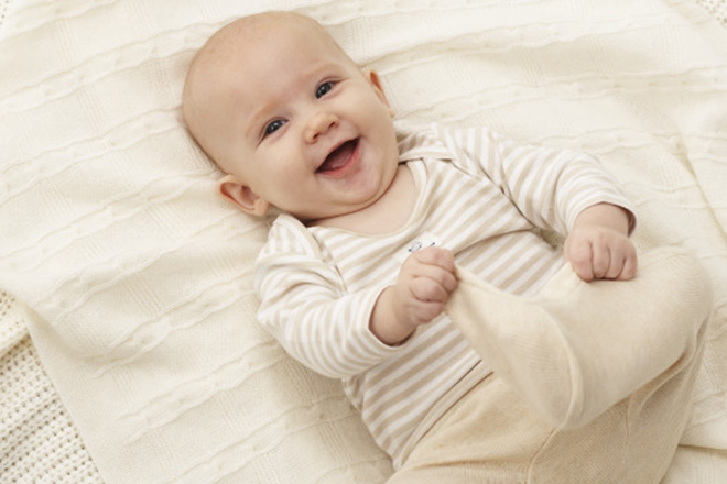 Bé thích làm bạn cười