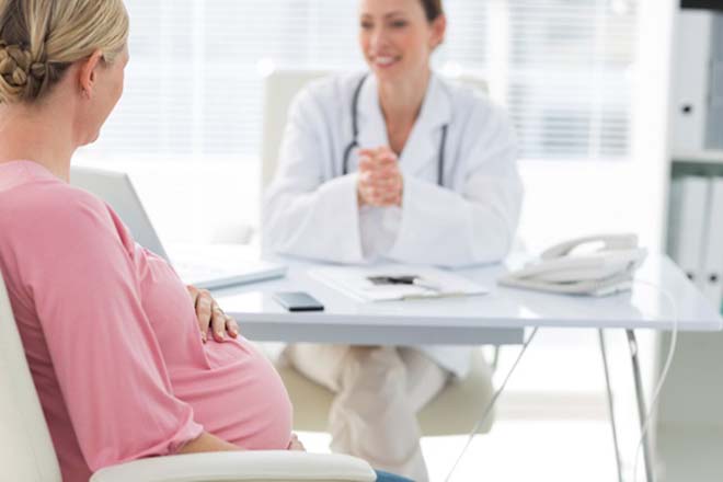 Mẹ bầu nói chuyện với bác sỹ