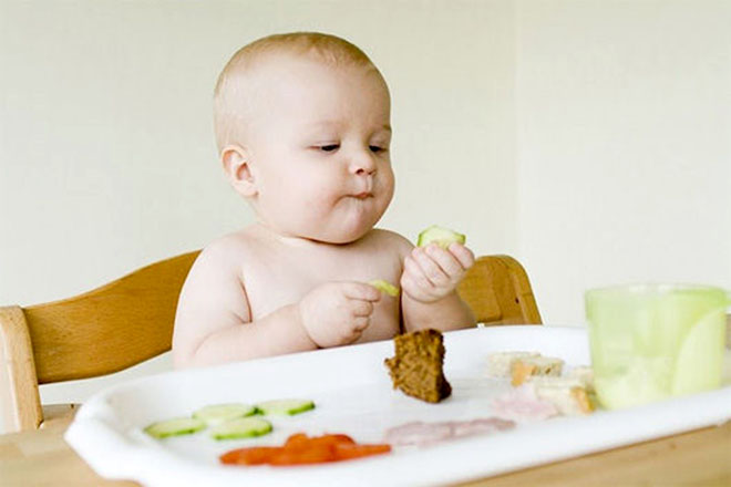 Bé ăn dặm với nhiều thức ăn