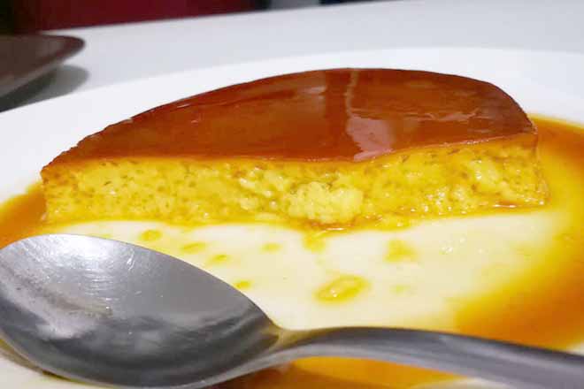 Bánh flan bị rỗ