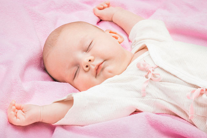Trẻ sơ sinh rướn mình khi ngủ