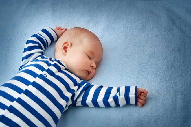 Trẻ sơ sinh rướn mình khi ngủ có sao không