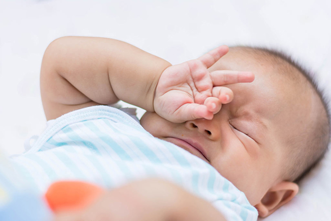 Bé dụi mắt