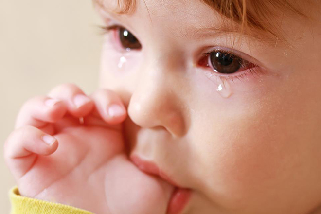 Bé chảy nước mắt
