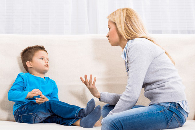 Mẹ nói chuyện với trẻ