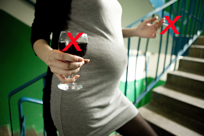 Mẹ bầu không nên hút thuốc uống rượu