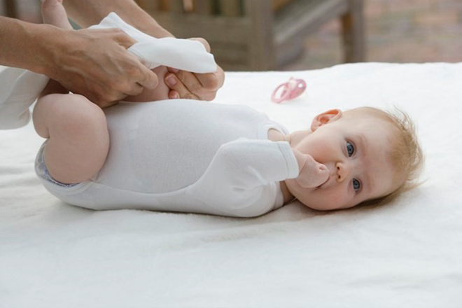 Mặc quần áo ấm cho bé