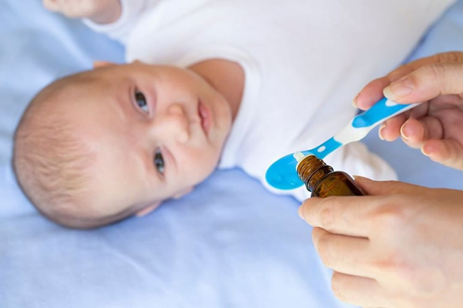 Mẹ cho bé uống vitamin D