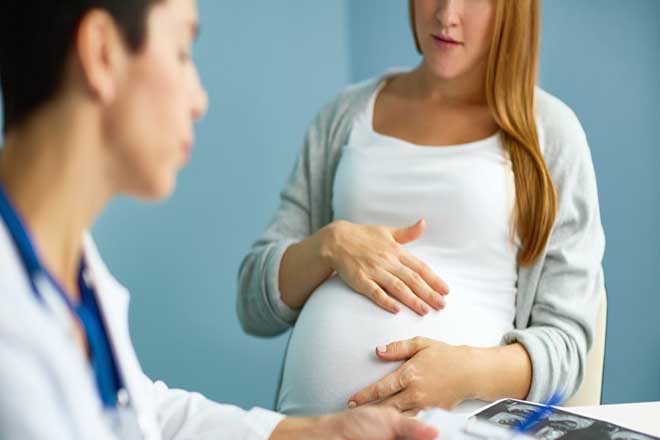 Mẹ bầu nói chuyện với bác sỹ