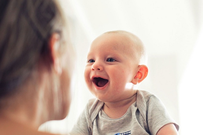 Trò chuyện với bé