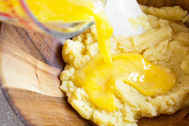 Thêm trứng vào hỗn hợp