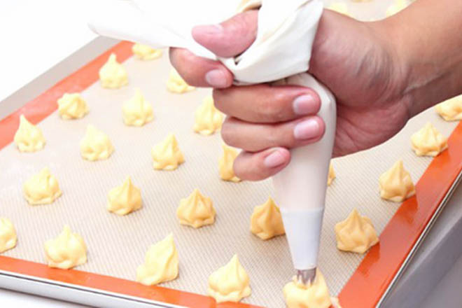Tạo hình bánh su kem