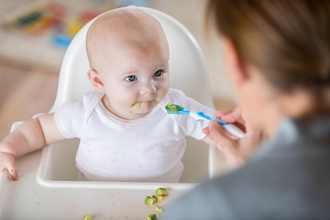 Tập cho bé ăn dặm đúng cách