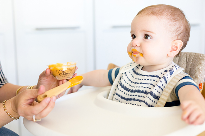 Giới thiệu cho bé ăn dặm từ lỏng đến đặc