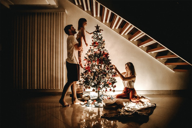 Trang trí cây thông Noel dưới sapo
