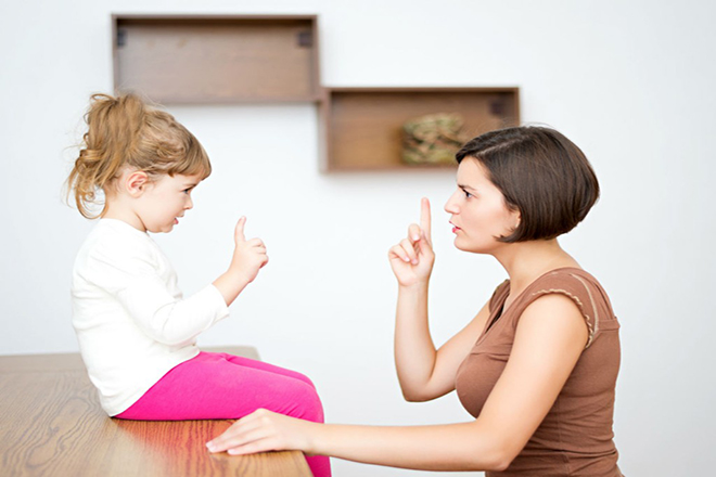 Mẹ nói chuyện với bé gái