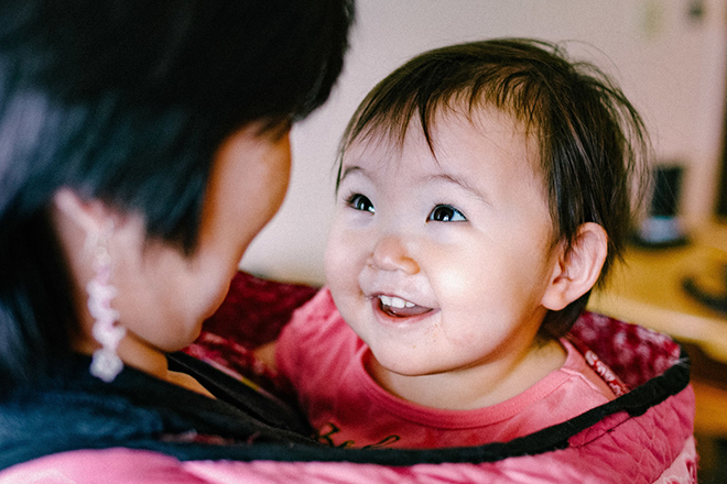 Mẹ bắt nhịp cảm xúc của trẻ