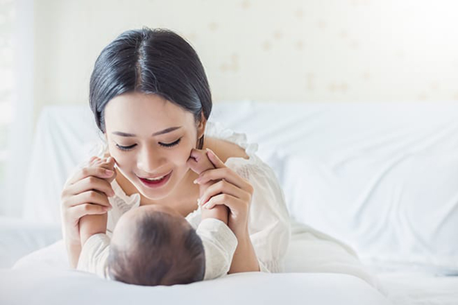 Mẹ vui đùa cùng bé