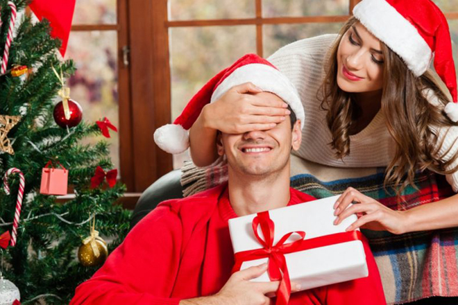 Bạn gái tặng quà Noel