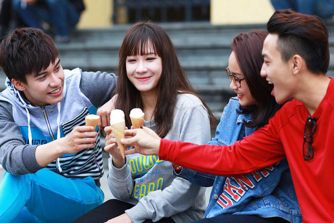 Ăn kem cùng bạn bè