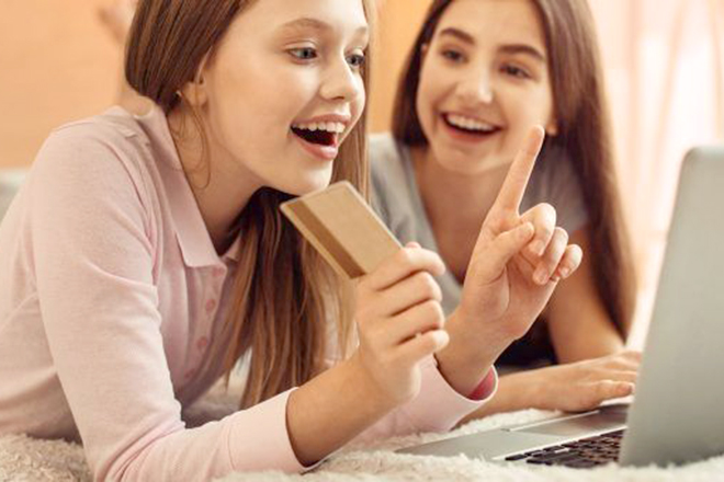 Trẻ sử dụng thẻ tích lũy