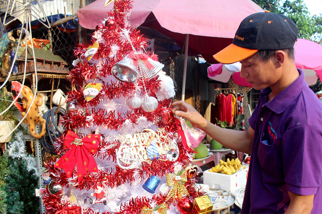 Cây thông quấn dây kim tuyến