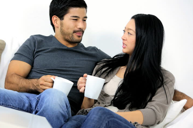 Vợ chồng trò chuyện