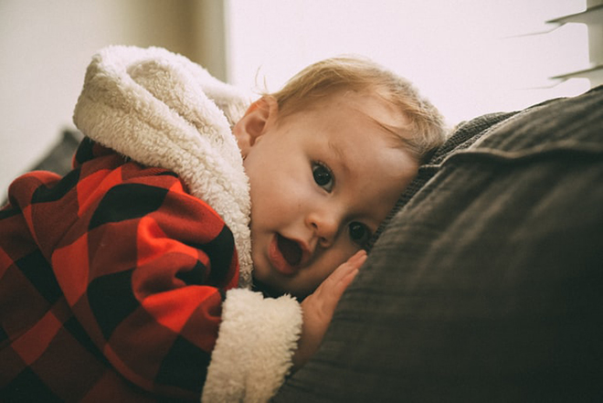 Bé mặc áo ấm