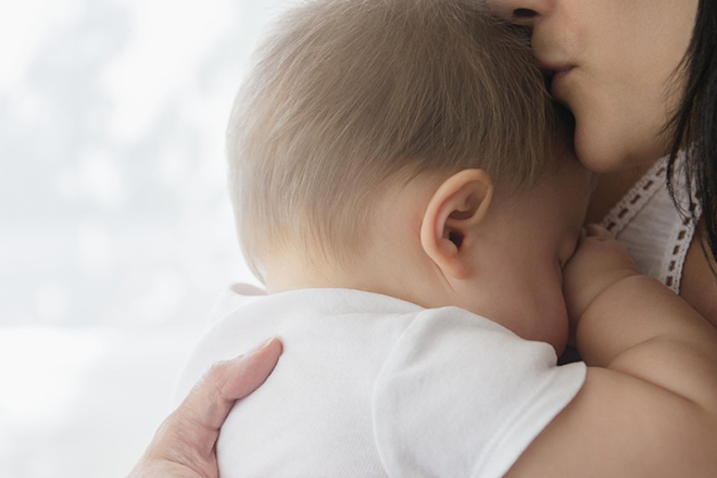 Bé gục đầu vào mẹ