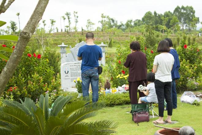 Thăm mộ tổ tiên