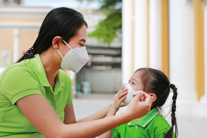 Bịt khẩu trang cho bé