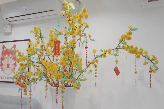 Dùng hoa giả để trang trí Tết văn phòng