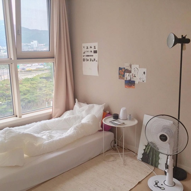 gần cửa sổ