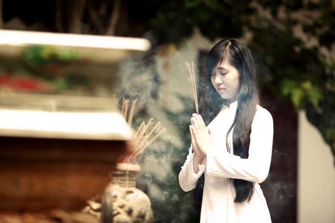 cô gái lễ chùa