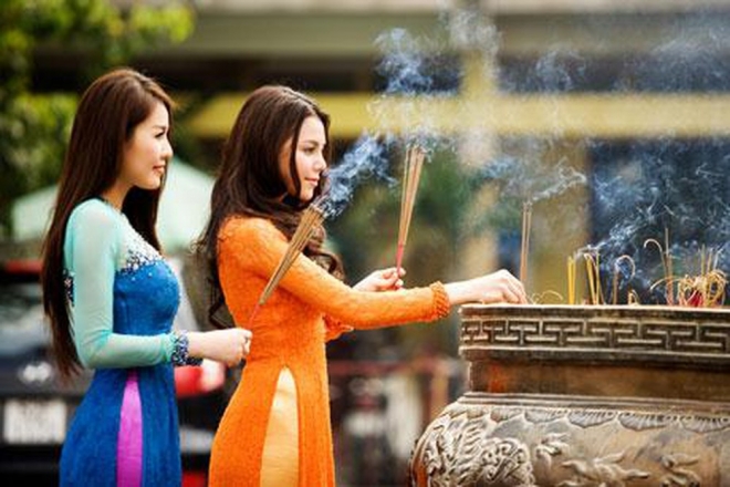 áo dài lễ chùa