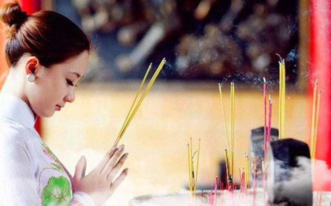 cô gái áo trắng khấn