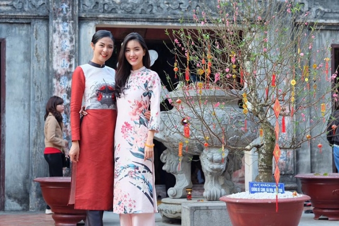 2 cô gái chụp hình
