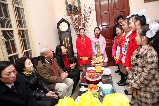 bé đọc thơ chúc tết
