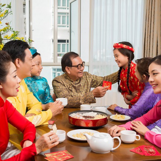 bé đi chúc tết ông bà