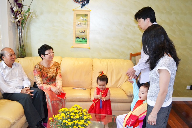 bé đi chúc Tết