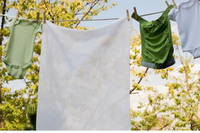 Phơi quần áo dưới ánh nắng mặt trời để diệt nấm mốc