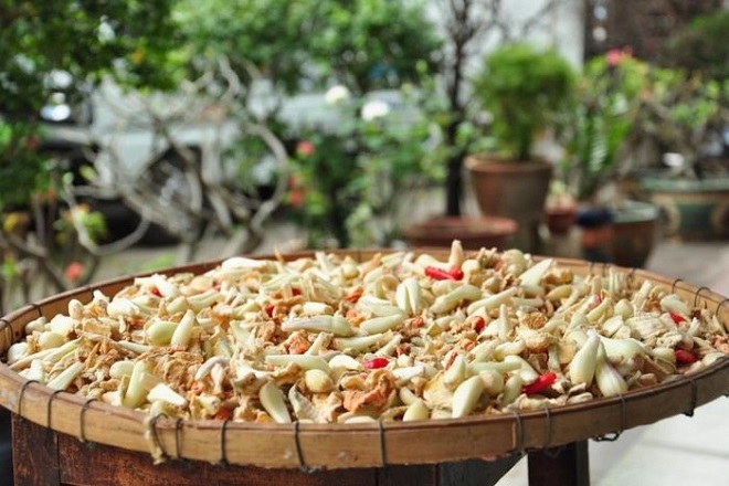 phơi củ kiệu ngoài nắng