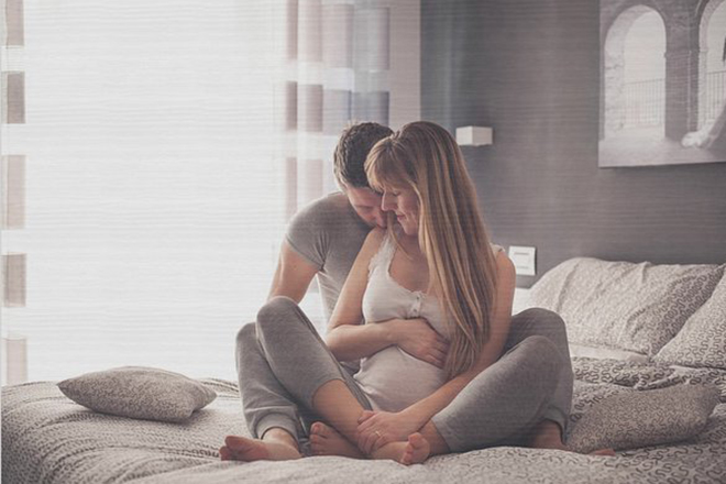 Vợ chồng âu yếm