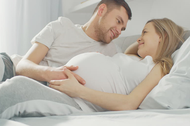 Chồng nhìn âu yếm vợ bầu