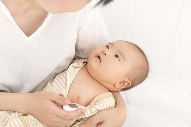 Mẹ đo thân nhiệt bé