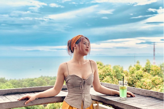 Cô gái đứng tại Chuồn Chuồn Sky Bar