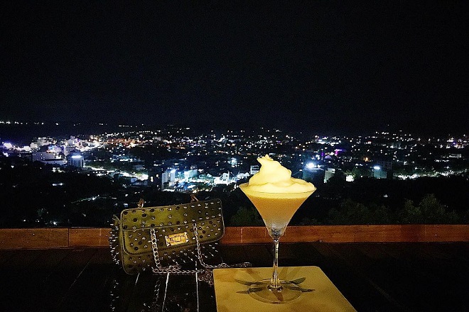 Chuồn Chuồn Sky Bar về đêm