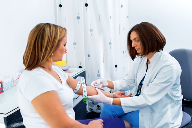 Phụ nữ làm xét nghiệm estradiol