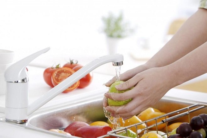 Rửa hoa quả trước khi bày lên mâm