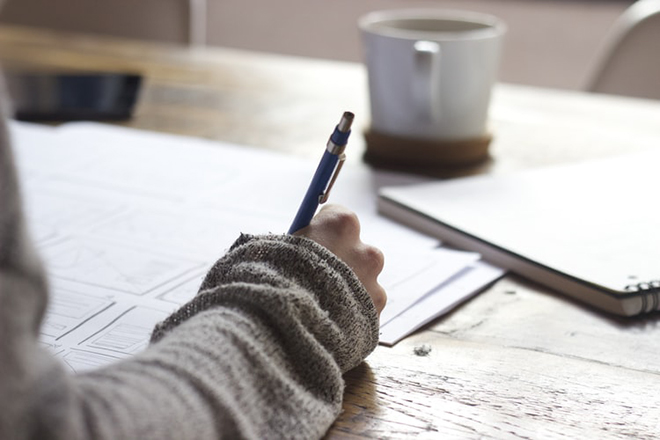Phụ nữ đang checklist